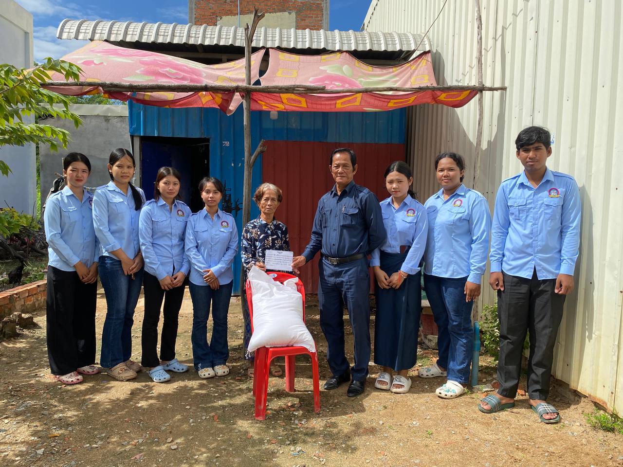 អំណោយប្រចាំខែ របស់លោកឧត្ដមសេនីយ៍ឯក រ័ត្ន ស្រ៊ាង បានប្រគល់ដល់ដៃពលរដ្ឋទីទាល់ក្រ១៧គ្រួសារ!