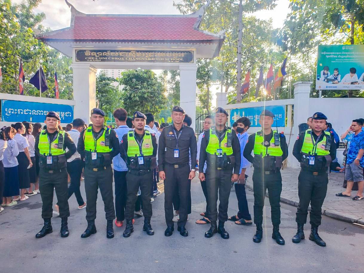 កម្លាំងកងរាជអាវុធហត្ថរាជធានីភ្នំពេញ ចូលរួមជាមួយសមត្ថកិច្ចពាក់ព័ន្ធ ការពារសន្តិសុខ សុវត្ថិភាព រក្សាសណ្តាប់ធ្នាប់ នៅតាមមណ្ឌលប្រឡងសញ្ញាបត្រមធ្យមសិក្សាទុតិយភូមិ នាថ្ងៃទី១ នៃសម័យប្រឡង៖ ២៨ សីហា ២០២៥ ក្នុងភូមិសាស្ត្ររាជធានីភ្នំពេញ កម្លាំងកងរាជអាវុធហត្ថរាជធានីភ្នំពេញ ចូលរួមជាមួយសមត្ថកិច្ចពាក់ព័ន្ធ ការពារសន្តិសុខ សុវត្ថិភាព រក្សាសណ្តាប់ធ្នាប់ នៅតាមមណ្ឌលប្រឡងសញ្ញាបត្រមធ្យមសិក្សាទុតិយភូមិ នាថ្ងៃទី១ នៃសម័យប្រឡង៖ ២៨ សីហា ២០២៥ ក្នុងភូមិសាស្ត្ររាជធានីភ្នំពេញ