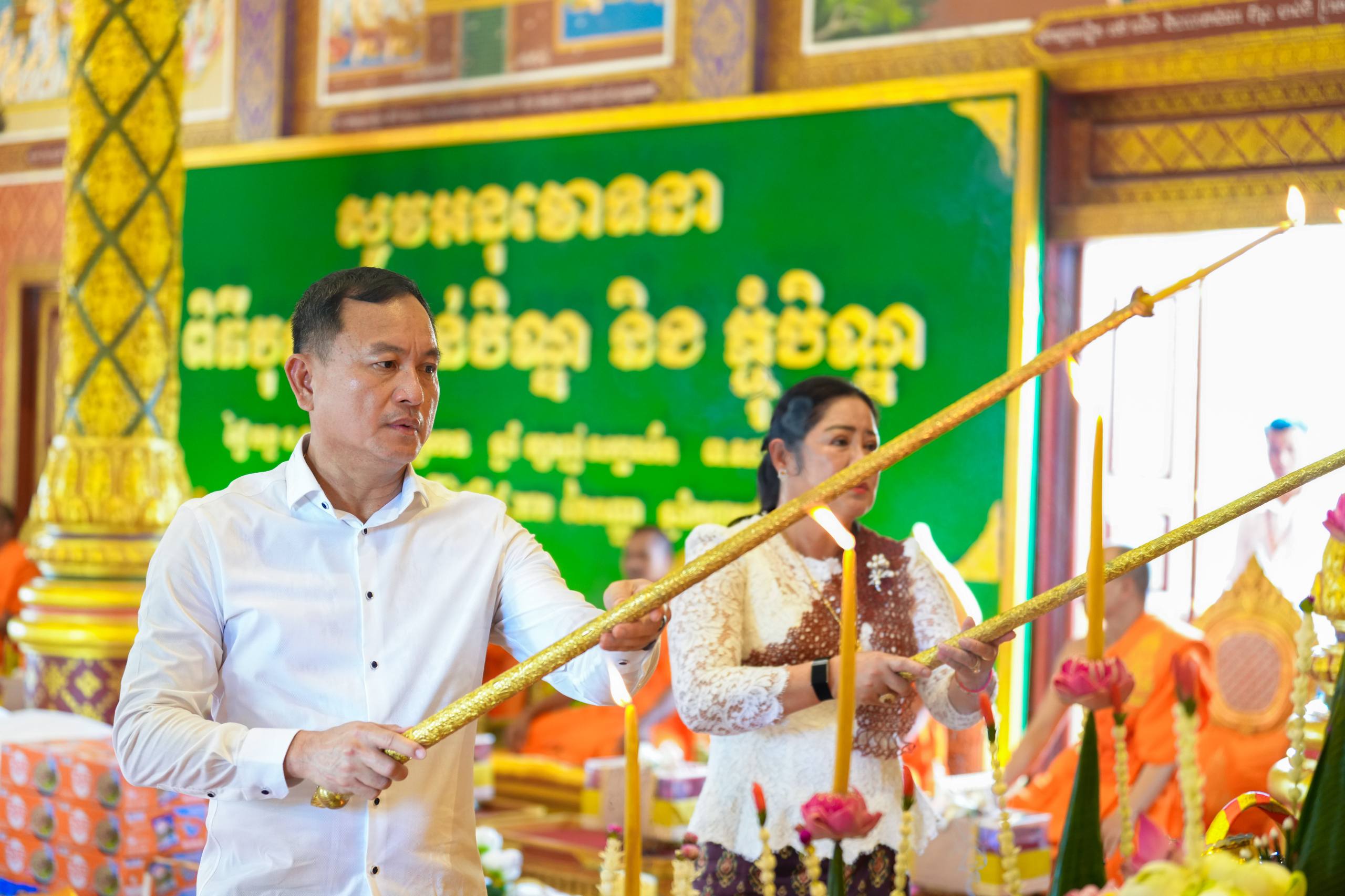 ឧត្តមសេនីយ៍ឯក រ័ត្ន ស្រ៊ាង ព្រមជាមួយ ក្រុមគ្រួសារសាច់ញាតិ អតីតលោកគ្រូអ្នកគ្រូ មិត្តរួមជំនាន់សាលាបាក់ទូក និងមន្ត្រីក្រោមឱវាទ អញ្ជើញចូលរួមកាន់បិណ្ឌទី៦ នៅវត្តព្រះបារមីវង្កតបុរី! ឧត្តមសេនីយ៍ឯក រ័ត្ន ស្រ៊ាង ព្រមជាមួយ ក្រុមគ្រួសារសាច់ញាតិ អតីតលោកគ្រូអ្នកគ្រូ មិត្តរួមជំនាន់សាលាបាក់ទូក និងមន្ត្រីក្រោមឱវាទ អញ្ជើញចូលរួមកាន់បិណ្ឌទី៦ នៅវត្តព្រះបារមីវង្កតបុរី!