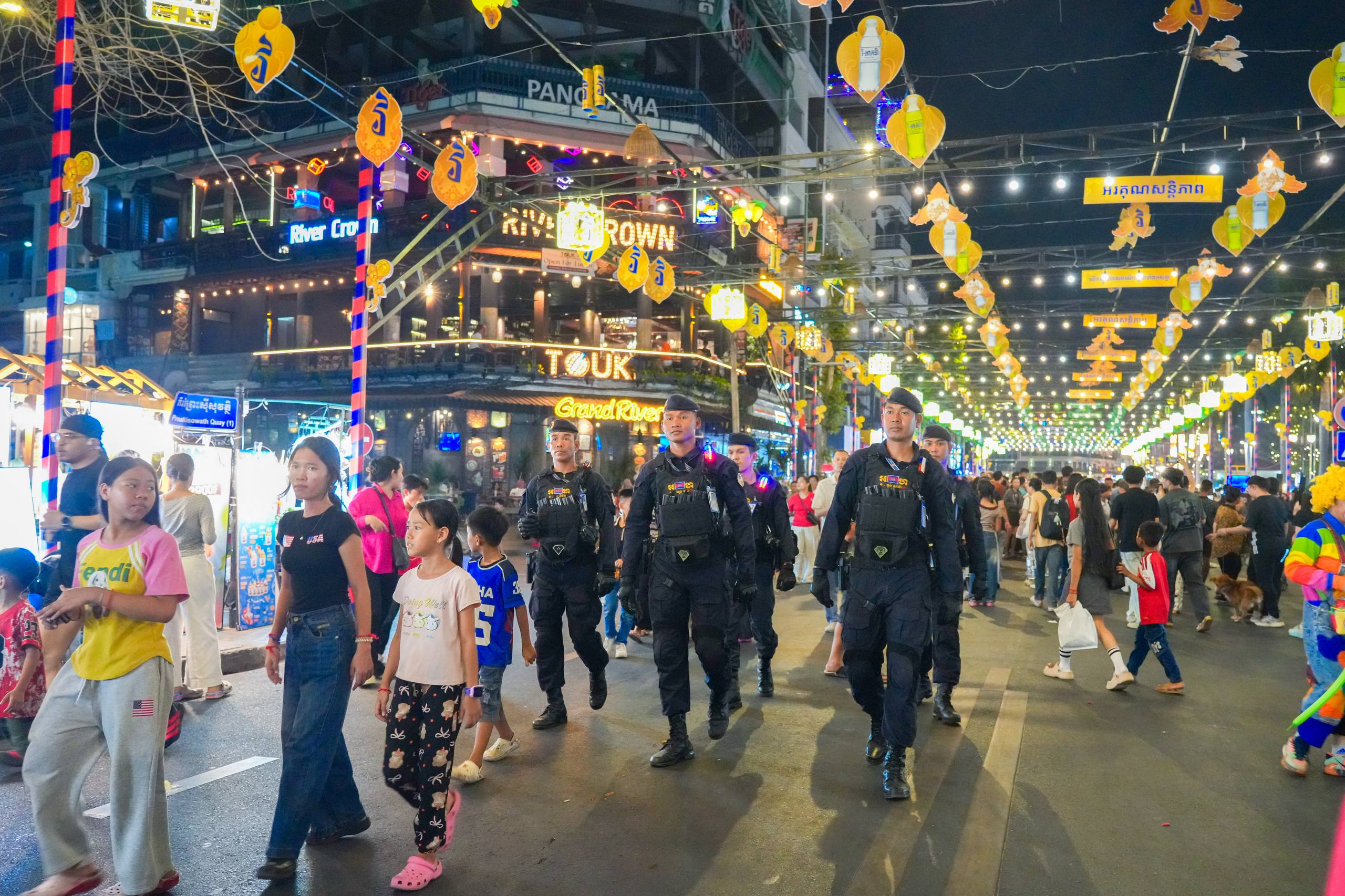 កម្លាំងកងរាជអាវុធហត្ថរាជធានីភ្នំពេញ ចូលរួមល្បាត ការពារ​សន្តិសុខ​ សុវត្ថិភាព​ រក្សាសណ្ដាប់​ធ្នាប់​ និងសង្គ្រោះបន្ទាន់ ​ជូន​បងប្អូន​ប្រជាពលរដ្ឋ​ ធ្វើដំណើរកំសាន្ត នៅតាមដងផ្លូវថ្មើរជើង (Walk Street) ថ្ងៃទី២៨-២៩ ខែមីនា ឆ្នាំ២០២៦