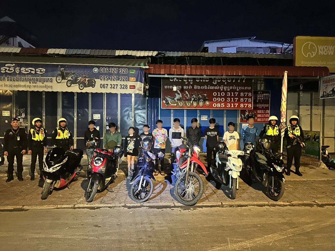 តាមរយៈលេខទូរស័ព្ទបន្ទាន់ ១២៩១ អាវុធហត្ថរាជធានីភ្នំពេញ នៅវេលាម៉ោង ២៣និង៥០នាទី ថ្ងៃទី១៦ ខែឧសភា ឆ្នាំ២០២៦ មានប្រជាពលរដ្ឋប្តឹងថាមានករណីក្មេងៗមួយក្រុមបានប្រមូលផ្ដុំគ្នាបម្រុងនឹងធ្វើសកម្មភាពបង្ហោះម៉ូតូ និងបង្កជាសម្លេងរំខានដល់ពួកគាត់នៅចំណុចផ្លូវ ១៤១ កែង ២៤២ ភូមិ ១១ សង្កាត់វាលវង់ ខណ្ឌ៧មករា រាជធានីភ្នំពេញ។ បន្ទាប់ពីទទួលបានបណ្ដឹងខាងលើ កម្លាំងអាវុធហត្ថរាជធានីភ្នំពេញ ក្នុងមូលដ្ឋានខណ្ឌ៧មករា បានចុះដល់កន្លែងកើតហេតុធ្វើការសួរនាំក្មេងៗទាំងនោះ និងបានអប់រំឱ្យបញ្ឈប់រាល់សកម្មភាពទំនើងដែលនាំឲ្យប៉ះពាល់ដល់ការសិក្សា បំផ្លាញទ្រព្យសម្បត្តិក៏ដូចជាកិត្តិយសគ្រួសារ ព្រមទាំងបង្ករការភ័យខ្លាចដល់អ្នកជុំវិញ បង្ករភាពអនាធិបតេយ្យក្នុងសង្គមតទៅទៀត និងបានឲ្យបំបែកគ្នាត្រឡប់ទៅផ្ទះវិញ៕