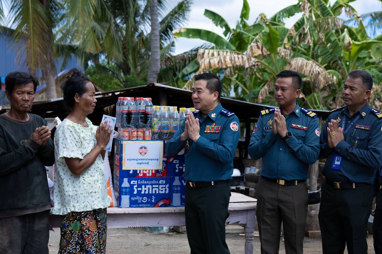 ក្រោម​ស្មារតី​មនុស្ស​ធ​ម៏​ លោកឧត្តម​សេនីយ៍​ត្រី​​​ ម៉េ​ង​​​​ ស្រ៊ុន​​​ មេបញ្ជាការ​​​ បាន​បរិច្ចាគ​ថវិកា​ចំនួន​១,២៨០.០០០រៀល ក្នុងការឧបត្ថម្ភ​ទៅ​ដល់ប្រជាពលរដ្ឋដែលរងគ្រោះអគ្គិភ័យឆេះផ្ទះមួយគ្រួសារនិង​ប្រជាពល​រដ្ឋ​មាន​ជីវភាព​ខ្វះខាត ជួបការ​លំបាក​ និងគ្រួសារចាស់ជរាចំនួន០៣គ្រួសារ ក្នុងភូមិសាស្ត្រស្រុកភ្នំស្រួច…