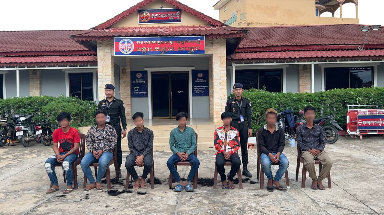 ក្មេង…អេីយក្មេង..ដូច ពាក្យចាស់ពោលថាក្មេង ប្រៀបបាន ដូចជាសត្វមមាចមេន…!  ឃើញហើយ លឺហើយនៅតែមិនរៀងចាល ករណីក្មេងទំនើងចំនួន១១នាក់ បែកគំនិតធ្វើសកម្មភាពជិះម៉ូតូជាក្រុមបង្ករភាពរញេររញៃ និងបង្ហោះម៉ូតូតាមផ្លូវសាធារណៈយ៉ាងអនាធិបតេយ្យ បង្កការភ័យខ្លាចដល់ពលរដ្ឋកំពុងធ្វើដំណើរ ត្រូវបានអាវុធហត្ថខេត្តកំពង់ស្ពឺ បង្ក្រាប និងឃាត់ខ្លួនភ្លាមៗ…….
