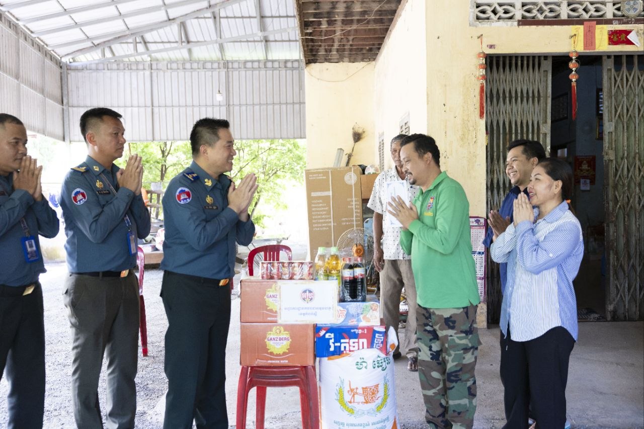 លោកឧត្តមសេនីយ៍ត្រី ម៉េង ស្រ៊ុន មេបញ្ជាការ ក្នុងស្មារតីមនុស្សធម៌បានបន្តអញ្ជើញដឹកនាំក្រុមការងារកងរាជអាវុធហត្ថខេត្តកំពង់ស្ពឺ ចុះសួរសុខទុក្ខវីរៈកងទ័ពលោកអនុសេនីយ៍ត្រី ផាន់ ផល្លា ជំនួយការការិយាល័យឃោសនាព័ត៌មាន ដែលកំពុងសម្រាកព្យាបាលជំងឺពុកក្បាលឆ្អឹងភ្លៅទាំងសងខាងនៅគេហដ្ឋាន ក្នុងក្រុងច្បារមន…