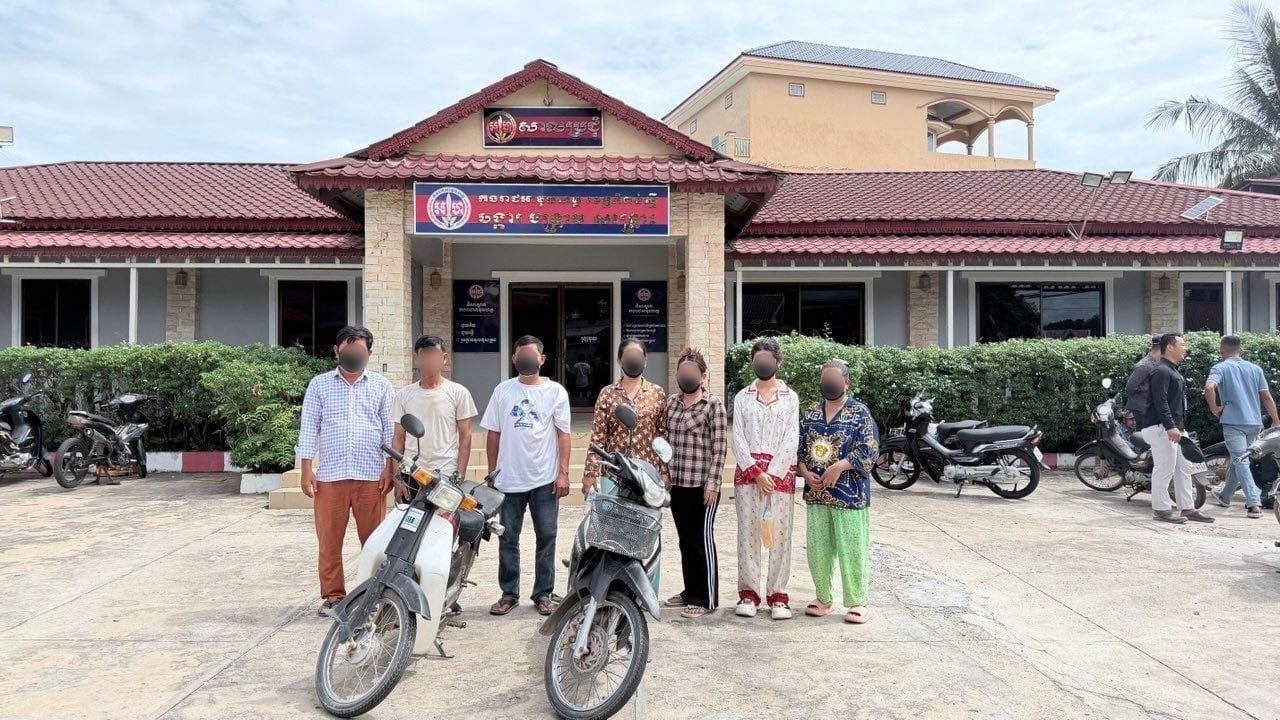 កម្លាំងអាវុធហត្ថខេត្តកំពង់ស្ពឺ បានធ្វើការបង្ក្រាប និងឃាត់ខ្លួនជនសង្ស័យប្រុស-ស្រីចំនួន ០៧នាក់ ពាក់ព័ន្ធករណីល្បែងស៊ីសងតាមប្រព័ន្ធ Online ខុសច្បាប់ ក្នុងភុមិសាស្ត្រក្រុងច្បាមន…