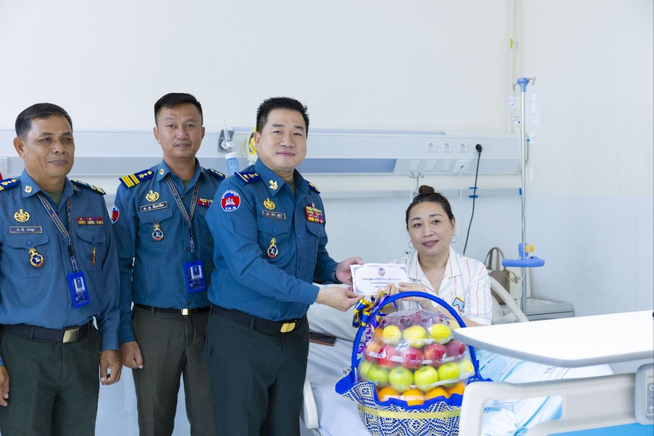 លោកឧត្តមសេនីយ៍ត្រី ម៉េង ស្រ៊ុន មេបញ្ជាការ បានអញ្ជើញដឹកនាំក្រុមការងារកងអាវុធហត្ថខេត្តកំពង់ស្ពឺ ចុះសួរសុខទុក្ខលោក ស្រី ងួន ចំណាន ដែលជាសមាជិកក្រុមការងារចុះជួយមូលដ្ឋានខេត្តកំពង់ស្ពឺ កំពុងសម្រាកព្យាបាលជំងឺថែទាំសុខភាពនៅមន្ទីរពេទ្យកាល់ម៉ែត្រ រាជធានីភ្នំពេញ…