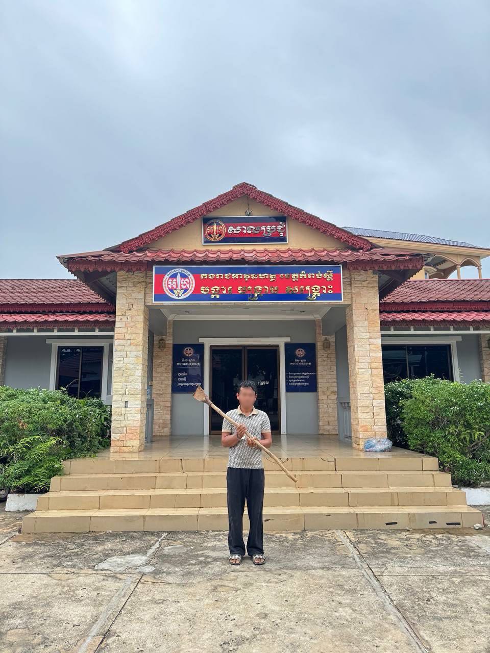 កម្លាំងកងរាជអាវុធហត្ថខេត្តកំពង់ស្ពឺ បានធ្វើការបង្ក្រាប និងឃាត់ខ្លួនជនសង្ស័យ ០១នាក់ បញ្ជូនទៅសាលាដំបូង  ជាប់ពាក់ព័ន្ធករណីលួច និងករណីប្រឆាំងនឹងអ្នករាជការសាធារណៈមានស្ថានទម្ងន់ទោស…….!