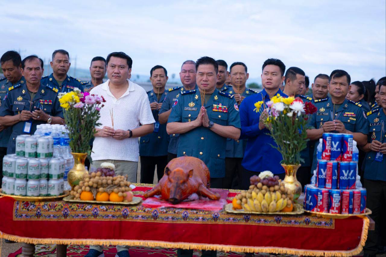 លោកឧត្តមសេនីយ​ត្រី ម៉េ​ង​ ស្រ៊ុន​​​​ បានអញ្ជើញ​ដឹក​ក្រុមការងារកងរាជអាវុធហត្ថ​ខេត្ត​កំពង់ស្ពឺ​ រៀបចំក្នុងពិធីបុកគ្រិះអគារស្នាក់នៅសម្រាប់កម្លាំងអាវុធហត្ថបន្ថែមក្នុងបញ្ជា​ការដ្ឋានកងរាជអាវុធហត្ថ​ខេត្ត​ថ្មី….