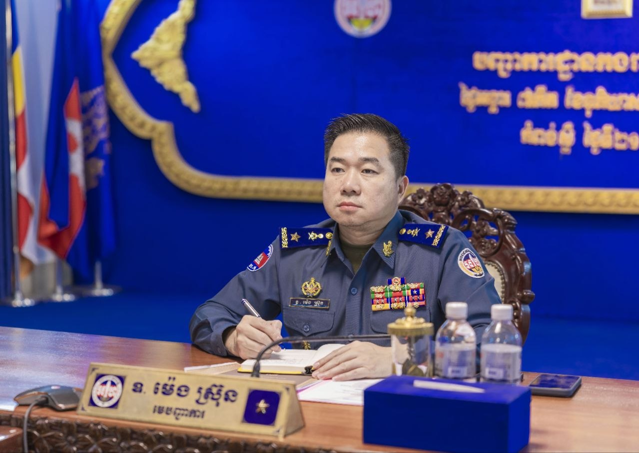 លោកឧត្តមសេនីយ៍ត្រី ម៉េង ស្រ៊ុន មេបញ្ជាការ បានអញ្ជើញដឹកនាំកម្លាំងជំនាញកងរាជអាវុធហត្ថកំពង់ស្ពឺ ចូលរួមស្តាប់ក្នុងកិច្ចប្រជុំផ្សព្វផ្សាយច្បាប់ស្តីពីកាតព្វកិច្ចយោធាក្រោមអធិបតីភាព ឯកឧត្តម នាយឧត្តមសេនីយ៍ សៅ សុខា តាមប្រព័ន្ធ Video Conference…