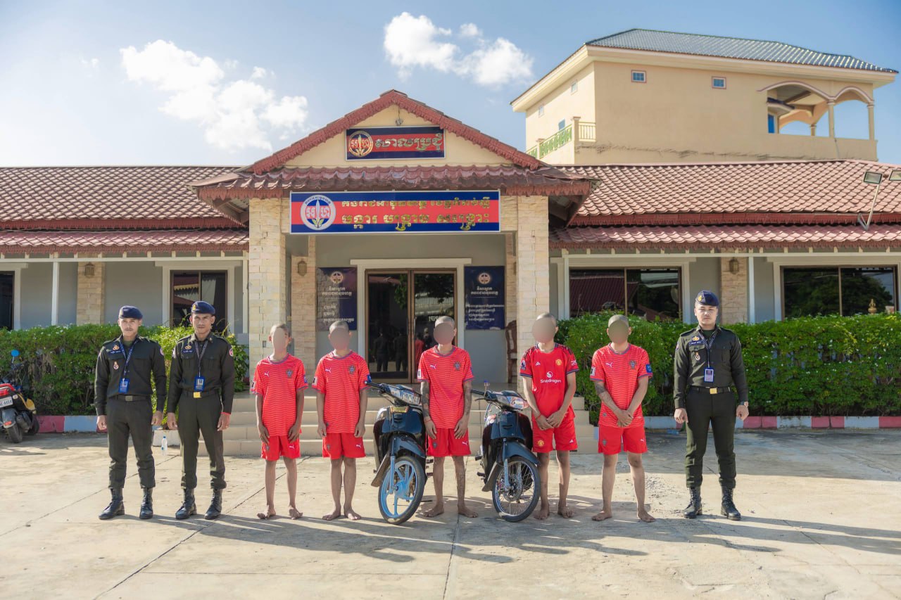 ក្មេងទំនើង០៥នាក់ បាននាំគ្នាធ្វើសកម្មភាពបង្ហោះម៉ូតូ អូសជន្ទុលម៉ូតូ បង្កការរំខានដល់សណ្ដាប់ធ្នាប់សាធារណៈ យ៉ាងអនាធិបតេយ្យលើផ្លូវ បង្កភាពរញេរញៃ ធ្វើឲ្យប៉ះពាលដល់សណ្តាប់ធ្នាប់សង្គម ត្រូវបានប្រជាពលរដ្ឋដល់ប្តឹងតាមលេខអន្តរាគមន៍ Hotlin 1292  ភ្លាមៗនោះកម្លាំងជំនាញកងរាជអាវុធហត្ថខេត្តកំពង់ស្ពឺ បង្រ្កាប និងធ្វើឃាត់ខ្លួនក្មេងទំនើងទាំងនោះយកមកអប់រំណែនាំធ្វើកិច្ចសន្យាបញ្ឃប់ និងដកហូតម៉ូតូទុកជាបណ្តោះអាសន្ន នៅទីបញ្ជាការកងរាជអាវុធហត្ថខេត្តកំពង់ស្ពឺ……