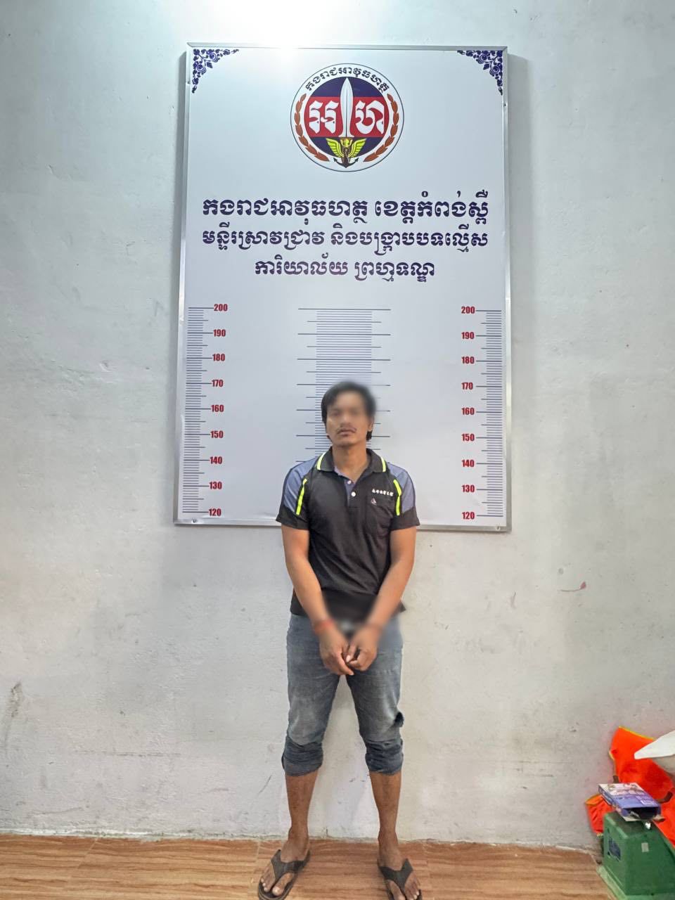 យុវជនម្នាក់កាន់កាំបិតផ្គាក់ដេញកាប់គេឯងពេញផ្លូវបង្កការភ័យខ្លាចដល់ប្រជាពលរដ្ឋ ត្រូវបានកម្លាំងមូលដ្ឋានកងរាជអាវុធហត្ថស្រុកបសេដ្ឋ សហការជួយកម្លាំងអន្តរាគមន៍កងរាជអាវុធហត្ថខេត្តកំពង់ស្ពឺ ធ្វើការបង្រ្កាប និងឃាត់ខ្លួន ក្រោយមានការខលប្តឹងពីប្រជាពលរដ្ឋតាមរយៈលេខអន្តរាគមន៍Hotline 1292 ………