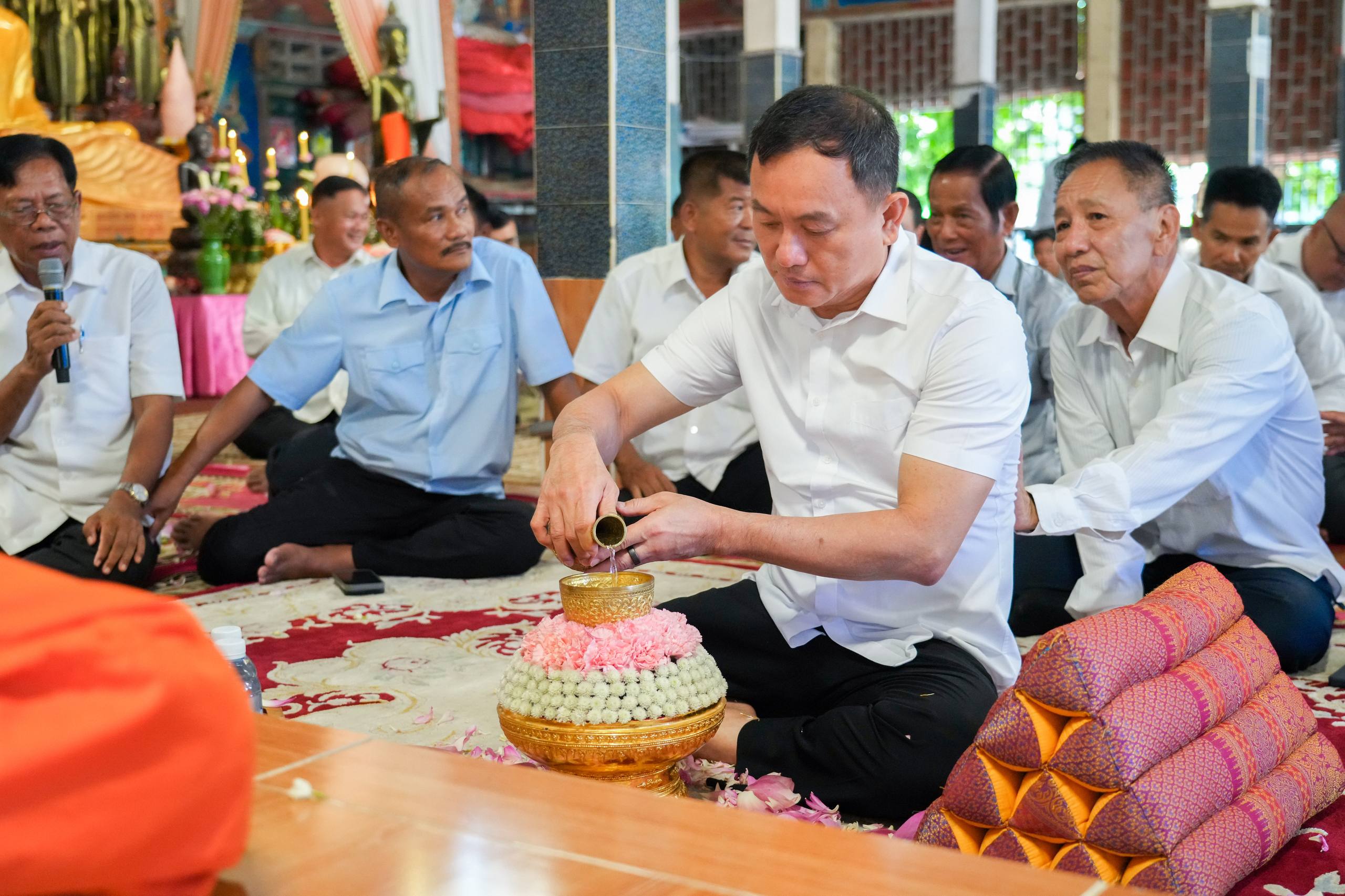 ឯកឧត្តម រ័ត្ន ស្រ៊ាង នាំយកទៀនព្រះវស្សា និងទេយ្យវត្ថុប្រគេនព្រះសង្ឃគង់ចាំព្រះវស្សានៅវត្តព្រែកថ្លឹង ក្នុងសង្កាត់ព្រែកកំពឹស!  នាព្រឹក ថ្ងៃទី២៥ ខែកក្កដា ឆ្នាំ២០២៦ ឯកឧត្តម ឧត្តមសេនីយ៍ឯក រ័ត្ន ស្រ៊ាង មេបញ្ជាការរង កងរាជអាវុធហត្ថលើផ្ទៃប្រទេស មេបញ្ជាការកងរាជអាវុធហត្ថរាជធានីភ្នំពេញ និងជាប្រធានក្រុមការងាររាជរដ្ឋាភិបាល ចុះមូលដ្ឋានខណ្ឌដង្កោ រួមជាមួយក្រុមការងារ បាននាំយកទៀនព្រះវស្សា ព្រមទាំងថវិកា និងទេយ្យវត្ថុចម្រុះជាច្រើនមុខ ប្រគេនដល់ព្រះសង្ឃដែលគង់ចាំព្រះវស្សានៅវត្តព្រែកថ្លឹង ក្នុងសង្កាត់ព្រែកកំពឹស ខណ្ឌដង្កោ រាជធានីភ្នំពេញ។