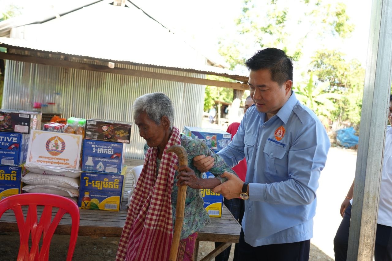 លោក ម៉េង ស្រ៊ុន សមាជិកអចិន្ត្រៃយ៍ នៃគណៈកម្មាធិការគណបក្សខេត្តកំពង់ស្ពឺ បានអញ្ជើញដឹកនាំក្រុមការងារចុះសួរសុខទុក្ខនិងនាំយកគ្រឿងងឧបភោគបរិភោគជូនដល់ប្រជាពលរដ្ឋមានជីវភាពខ្វះខាតជួបការលំបាកចំនួន៦គ្រួសារក្នុងឃុំអមលាំង…
