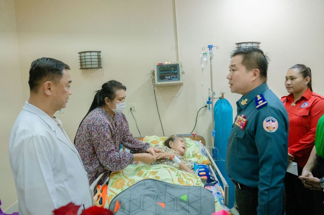 លោកឧត្តមសេនីយ៍ត្រី ម៉េង ស្រ៊ុន មេបញ្ជាការ បានអញ្ជើញដឹកនាំក្រុមការងារអាវុធហត្ថខេត្តកំពង់ស្ពឺ ចុះសួរសុខទុក្ខនិងម្ដាយបង្កើត លោក ឧត្តមសេនីយ៍ទោ នាង សុជីវី ស្នងការដ្ឋានកសាងកម្លាំងកងរាជអាវុធហត្ថលើផ្ទៃប្រទេស ដែលកំពុងសម្រាកព្យាបាយជំងឺនៅមន្ទីរពេទ្យកេតុមាលារាជធានីភ្នំពេញ…