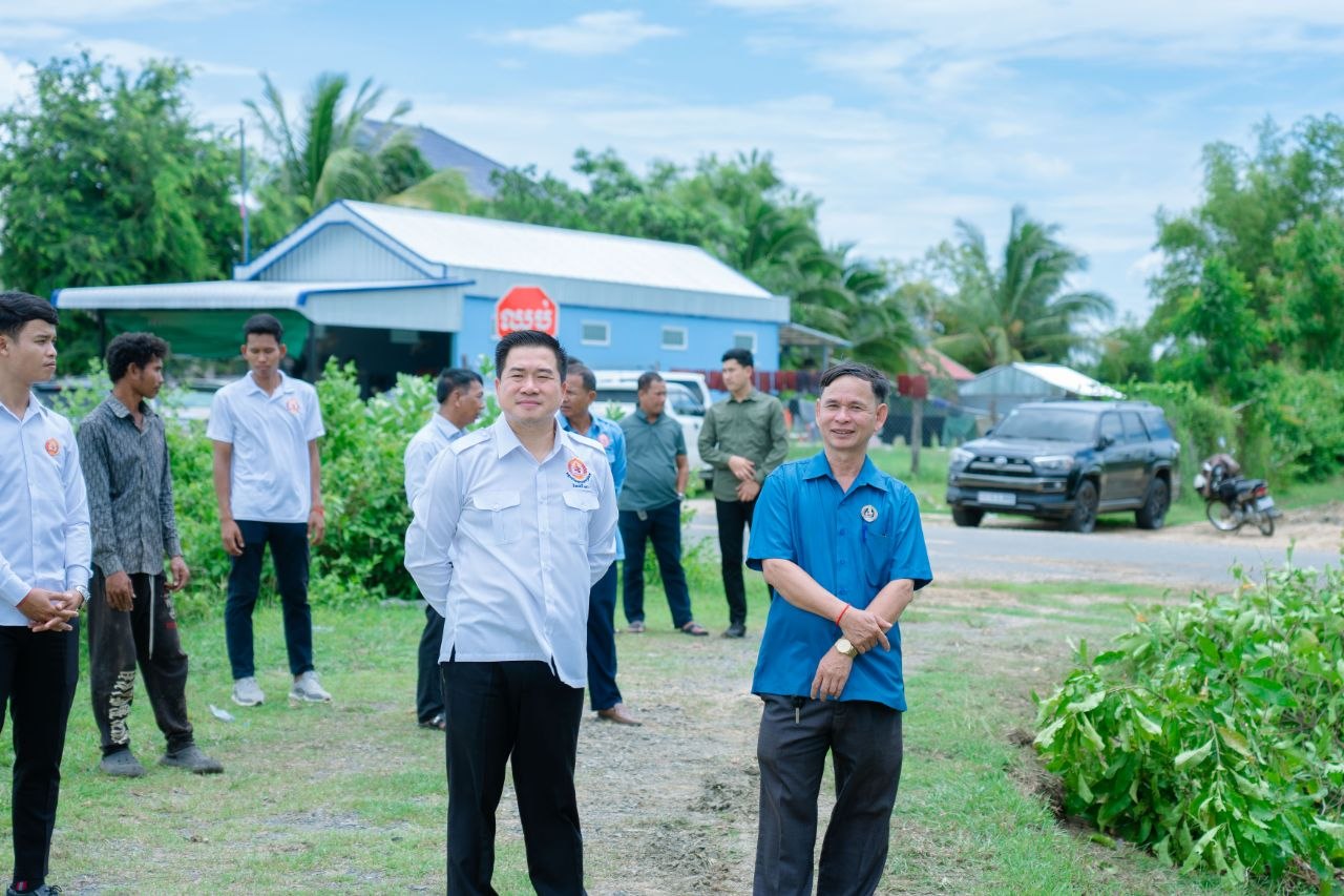 លោក ម៉េង ស្រ៊ុន សមាជិកអចិន្ត្រៃយ៍ នៃគណៈកម្មាធិការគណបក្សខេត្តកំពង់ស្ពឺ បានអញ្ជើញដឹកនាំក្រុមការងារចុះសួរសុខទុក្ខនិងពិនិត្យសកម្មភាពគ្រឿងចក្រអេស្កាវាទ័រកាយប្រឡាយ ចាប់ពីចំណុច ទំនប់ចំការក្រូច រហូតដល់ចំណុច ផ្លូវកៅស៊ូមូលនិធិឃុំអមលាំង មានប្រវែង ៨០០ម៉ែត្រ ដែលមានភូមិពាក់ព័ន្ធចំនួន ៤ភូមិ (ភូមិគោក, ភូមិព្រែក, ភូមិស្នួល និងភូមិអូរអង្គុំ) គ្របដណ្តប់លើផ្ទៃដីអាស្រ័យផលប្រមាណ ៥២០ហិកតា…