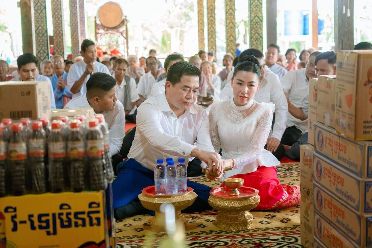 លោក ម៉េង ស្រ៊ុន សមាជិកអចិន្រ្តៃយ៍គណៈកម្មាធិការគណៈបក្សខេត្ត រួមនិងក្រុមគ្រួសារ ជាមួយនិងអ្នកឧកញ៉ា សួរ វីរៈ និងលោកជំទាវ ព្រមទាំងក្រុមការងារចុះមូលដ្ឋានឃុំអមលាំង បាននាំយកនូវទៀនព្រះវស្សានិងទេយ្យទៀនប្រគេនព្រះសង្ឃចំនួន៦វត្តដែលមានព្រះសង្ឃគង់ចាំព្រះវស្សាចំនួន៥២អង្គ…