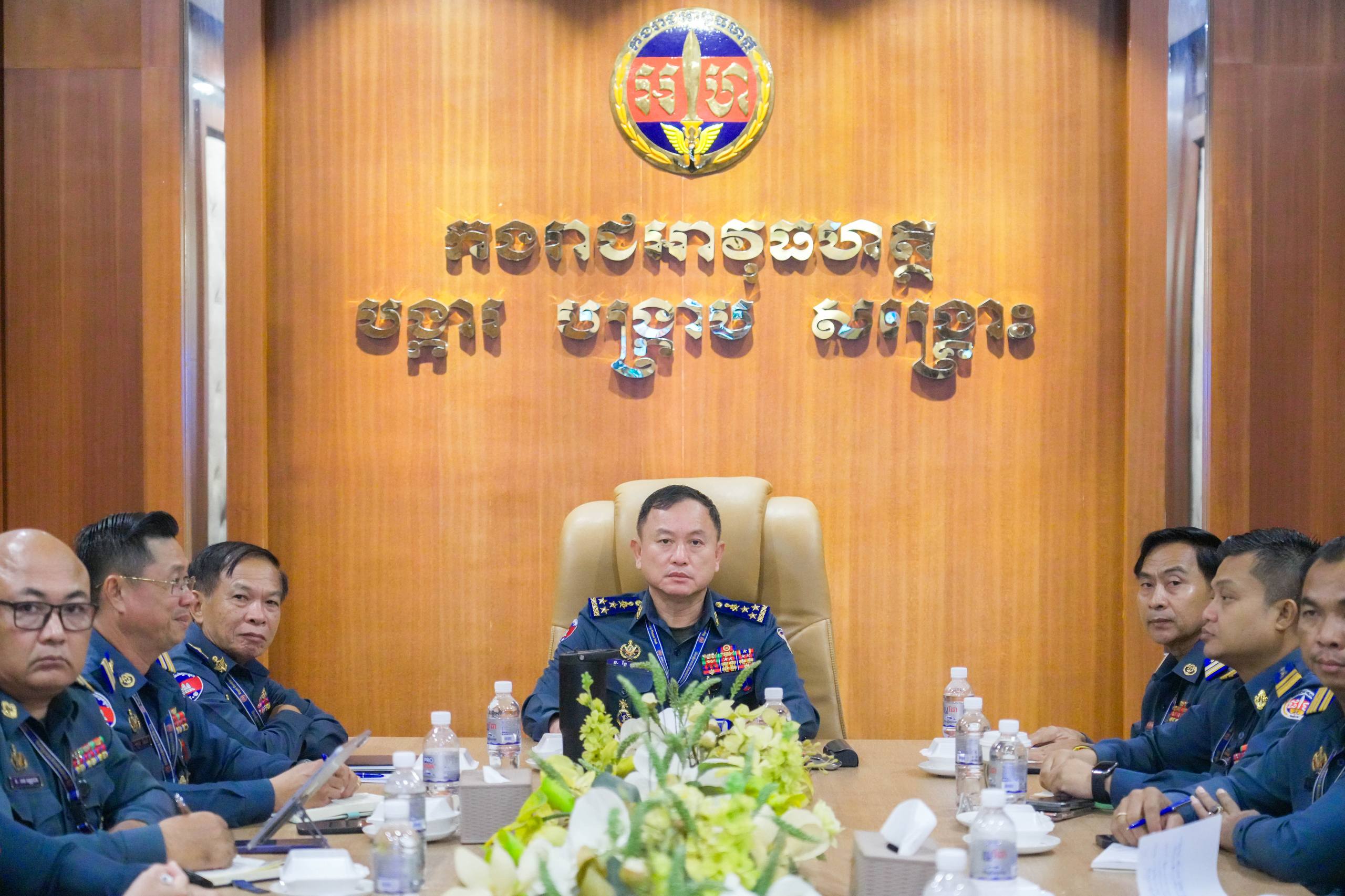 នាព្រឹក ថ្ងៃទី២១ ខែកញ្ញា ឆ្នាំ២០២៦ នៅបញ្ជាការដ្ឋាន កងរាជអាវុធហត្ថរាជធានីភ្នំពេញ លោកឧត្ដមសេនីយ៍ឯក រ័ត្ន ស្រ៊ាង មេបញ្ជាការរង កងរាជអាវុធហត្ថលើផ្ទៃប្រទេស មេបញ្ជាការ កងរាជអាវុធហត្ថរាជធានីភ្នំពេញ បានដឹកនាំ លោកមេបញ្ជាការរង លោកនាយសេនាធិការរង ប្រធានមន្ទីរទាំង៧ នាយការិយាល័យជំនាញ មេបញ្ជាការ មូលដ្ឋានកងរាជអាវុធហត្ថខណ្ឌទាំង១៤ បានចូលរួមស្តាប់ការប្រជុំផ្សព្វផ្សាយការត្រៀមការអនុវត្តច្បាប់ ស្តីពីកាតព្វកិច្ចយោធា តាមរយៈ Video Conference ក្រោមអធិបតីភាពដ៏ខ្ពង់ខ្ពស់ លោកនាយឧត្តមសេនីយ៍ សៅ សុខា អគ្គមេបញ្ជាការរង នៃ កងយោធពលខេមរភូមិន្ទ មេបញ្ជាការ កងរាជអាវុធហត្ថលើផ្ទៃប្រទេស។